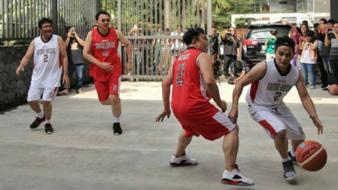Ahok dan Djarot saat main basket dengan para artis