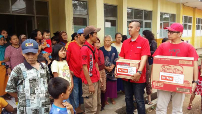 Tim Program Satu Untuk Negeri tvOne saat memberikan bantuan dari pemirsa tvOne untuk korban banjir di Kabupaten Bandung Jawa Barat, Selasa (21/3/2017)
