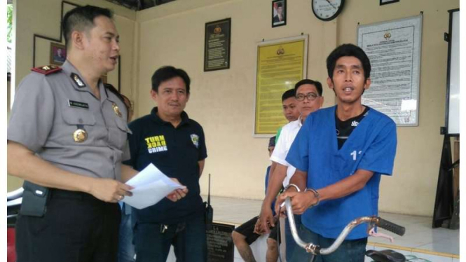 Ryan (29), berbaju biru, spesialis pencuri celengan masjid di Kota Palembang saat dibekuk kepolisian, Selasa (21/3/2017)