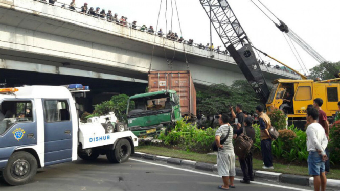 Proses evakuasi truk trailer yang kecelakana di kawasan Tanjung Priok, Jakarta Utara
