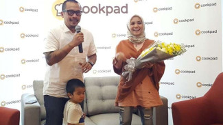 Puaskan Suami, Enno Lerian Eksperimen di Dapur