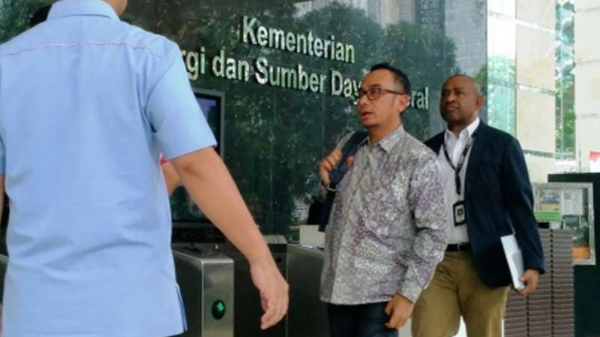 Direktur PT Freeport Indonesia Clementino Lamury (Tengah) di Kementerian ESDM.