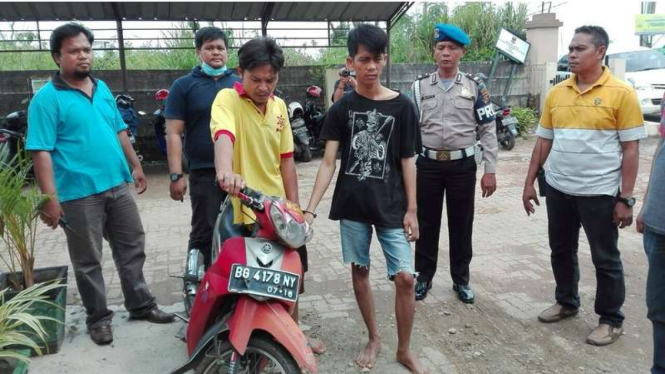 Dede dan Ade pelaku pencurian motor di Kota Palembang bersama motor yang membawa keduanya beraksi, Selasa (21/3/2017)