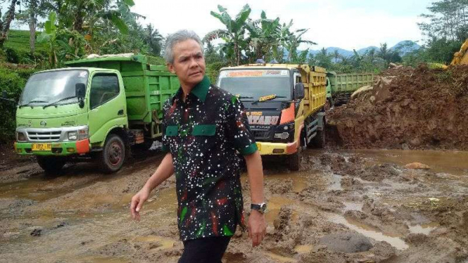 Gubernur Jateng Ganjar Pranowo sidak tambang ilegal di Batang, Rabu (22/3/2017)