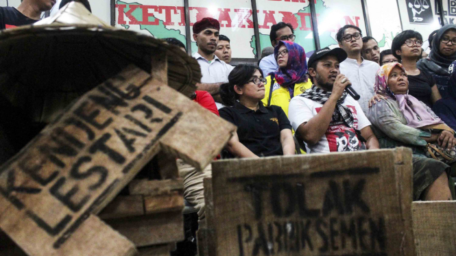 Aksi solidaritas atas meninggalnya Patmi, petani Kendeng yang unjuk rasa di Jakarta. 