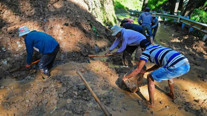 Warga bergotong royong membersihkan material longsor di Desa Rahtawu, Kudus, Jawa Tengah (14/3/2017).