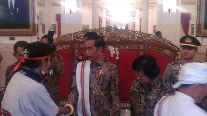 Presiden Jokowi terima kunjungan Aliansi Masyarakat Adat Nusantara (AMAN) di Istana Negara. 