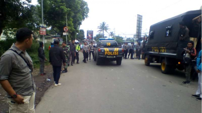 Kepolisian bersiaga di Terminal Laladon pasca bentrokan antara ojek online dan sopir angkot di Kota Bogor Jawa Barat, Rabu (22/3/2017)
