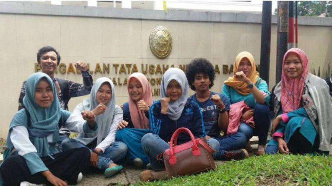 Mahasiswa dari tiga perguruan tinggi di Bekasi menggugat ke PTUN Jawa Barat.