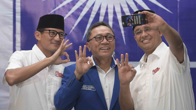 Ketua Umum DPP PAN Zulkifli Hasan berfoto dengan Anies-Baswedan-Sandiaga Uno.