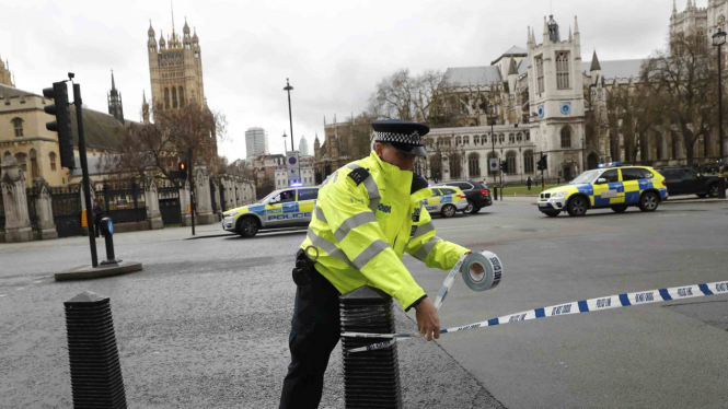 Polisi Inggris di Kota London saat memasang garis pengaman suatu tempat kejadian perkara beberapa waktu lalu.