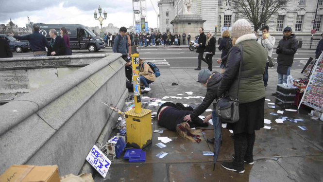 Korban teror London tergeletak di jalan setelah ditabrak oleh mobil pelaku yang dikendarai secara ugal-ugalan.