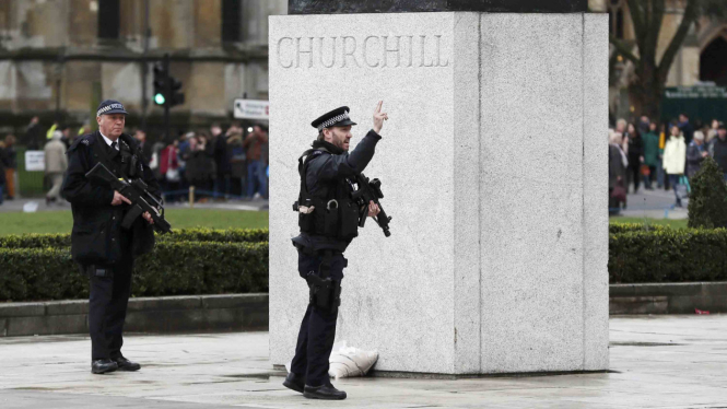 Polisi bersenjata lengkap berjaga di lokasi teror di London, Inggris, 22 Maret 2017.