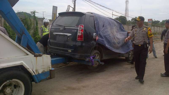 Mobil yang diduga digunakan empat orang teroris saat terjadi baku tembak dengan tim Densus 88 Antiteror di Cilegon Banten, Kamis, 23 Maret 2017.