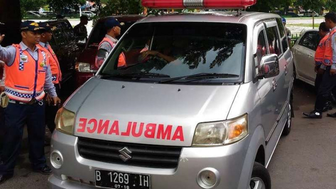 Petugas Dishub Bekasi tindak ambulans swasta di RSUD.