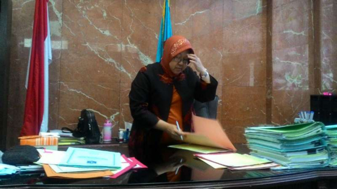 Wali Kota Surabaya, Tri Rismaharini, di ruang kerjanya pada Kamis, 23 Maret 2017.