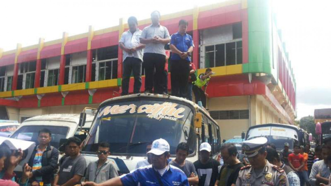 Ratusan sopir angkutan kota di Manado, Sulawesi Utara, berdemonstrasi dengan mogok beroperasi pada Kamis, 23 Maret 2017.