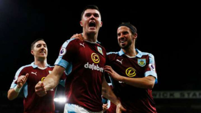 Bek Burnley Michael Keane (tengah)