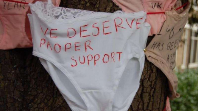 Aksi anti-pemerkosaan dengan menggantung celana dalam.