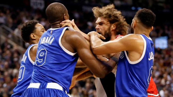 Centre Chicago Bulls, Robin Lopez dan forward Toronto Raptors, Serge Ibaka