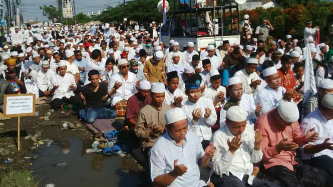 Sekelompok orang di Bekasi Utara memprotes pendirian Gereja Santa Clara dalam aksi unjuk rasa 24 Maret 2017.