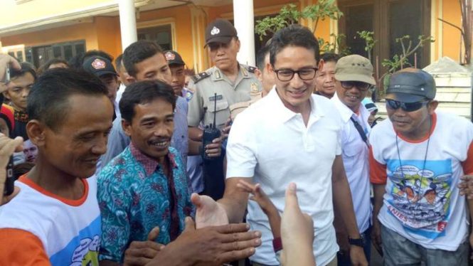 Cawagub DKI Sandiaga Uno ketika belusukan di Koja, Jakut, Jumat (24/3/2017). 