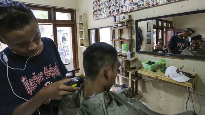 Latihan pangkas rambut di Kampung Cukur, Kota Garut, Jawa Barat.