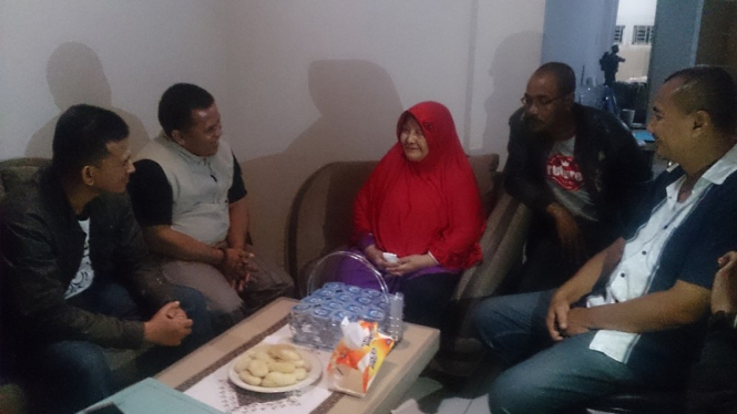 Siti Ruhayah (kerudung merah) dikunjungi banyak orang karena kasusnya