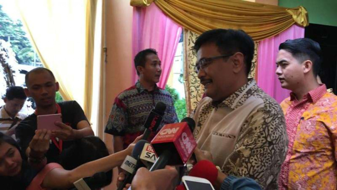 Wagub DKI Djarot Syaiful Hidayat saat menghadiri pernikahan warga.