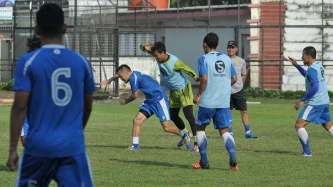Para pemain Persib Bandung menggelar latihan.