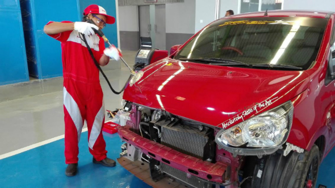 Proses perbaikan body dan cat di Dealer Mitsubishi.