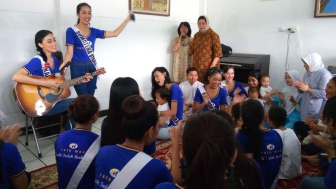 Para finalis Putri Indonesia 2017 di Yayasan Sayap Ibu