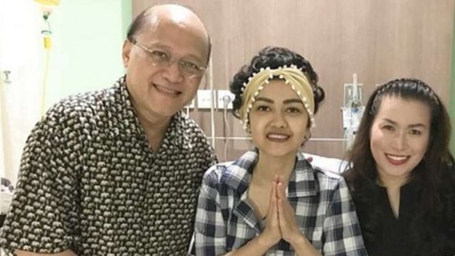 Julia Perez dijenguk Mario Teguh dan istri