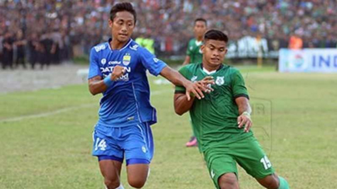 Persib Bandung melawan PSMS Medan