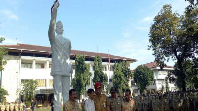 Patung Bung Karno di kampus IPDN Cilandak