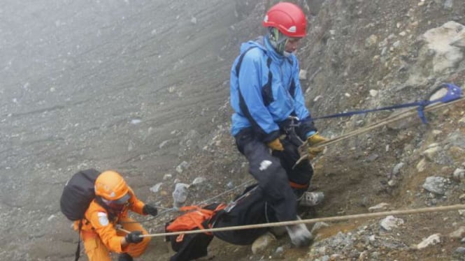 Evakuasi jasad pendaki yang nekat masuk ke kawah Gunung Lokon, Kota Tomohon.