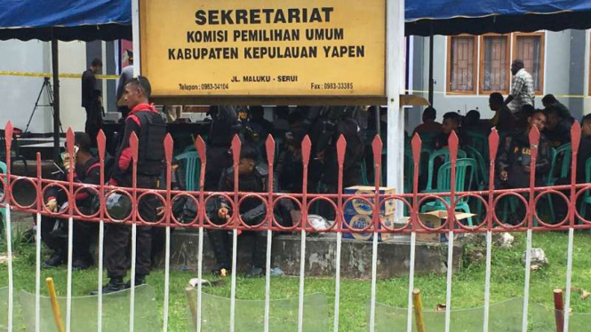 Kantor KPU Kabupaten Kepulauan Yapen, Papua, dijaga ketat polisi menjelang rapat pleno pengumuman hasil pilkada kabupaten itu pada Senin, 27 Maret 2017.