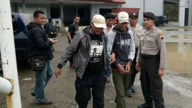 Rahmat Hidayat alias Abu Azzam, kurir senjata kelompok Santoso alias Abu Wardah saat dipindahkan dari Lapas Nusakambangan menuju Palu Sulawesi Tengah, Minggu (26/3/2017)
