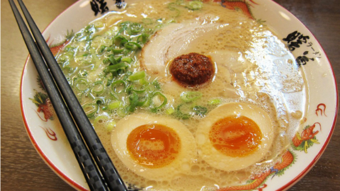 Ramen, mie rebus khas Jepang dengan kuah kaldu yang gurih.