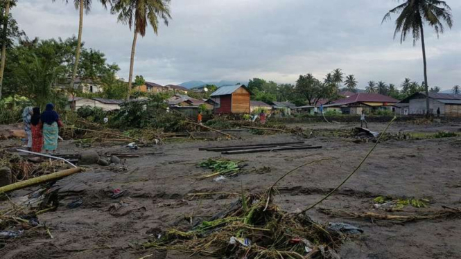 Dampak banjir bandang di Kota Padangsidempuan Sumatera Utara, Senin (27/3/2017). Dilaporkan ada lima orang warga tewas tersapu banjir.