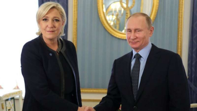 Presiden Rusia Vladimir Putin dan calon Presiden Prancis Mame Le Pen di Kremlin.