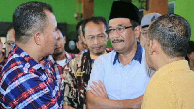 Calon petahana Wakil Gubernur DKI Jakarta, Djarot Saiful Hidayat, (berpeci).