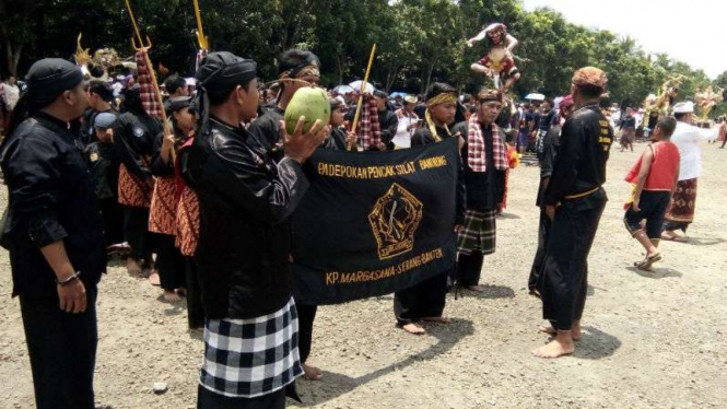 Aksi debus saat pawai ogoh-ogoh Nyepi di Banten
