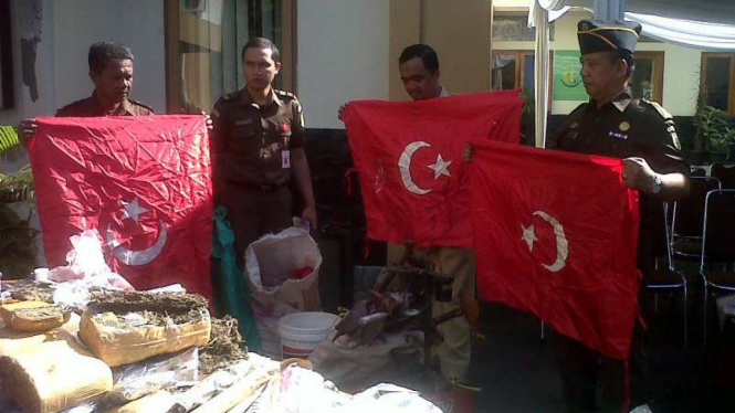 Petugas Kejaksaan Negeri Garut, Jawa Barat, memusnahkan barang bukti berikut bendera NII pada 8 Juli 2013.