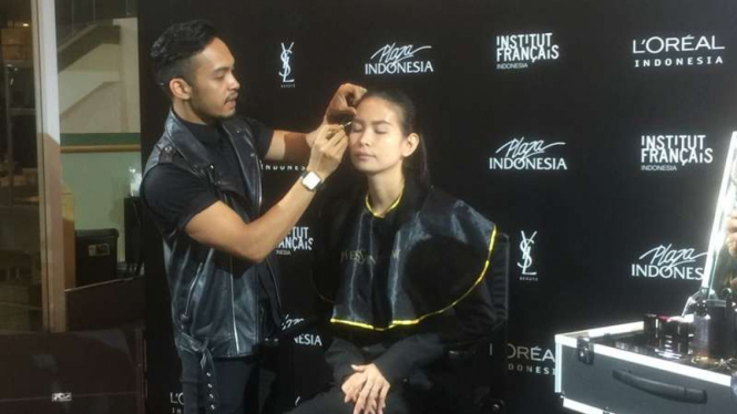 Hendra Gunawan menunjukkan tutorial riasan mata