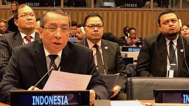 Duta Besar Dian Triansyah Djani, Wakil Tetap RI untuk Perserikatan Bangsa-Bangsa, dan para anggota delegasi Indonesia dalam Sidang PBB di New York.