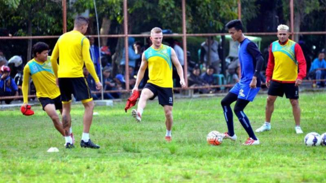 Pemain Arema FC berlatih.