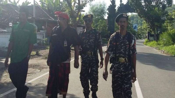 Anggota Banser NU turut menjaga keamanan selama Nyepi di Bali