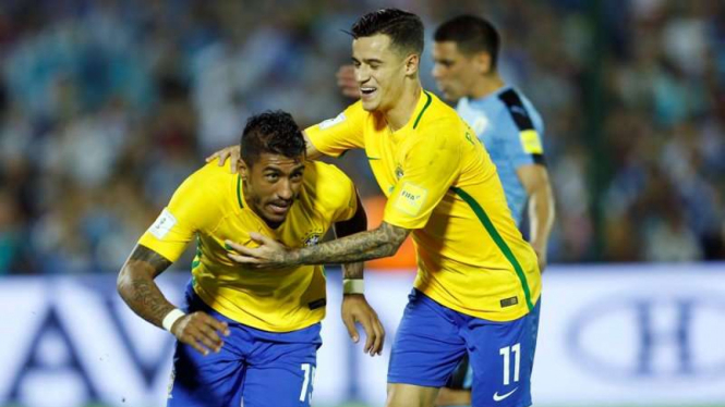Gelandang Timnas Brasil, Paulinho (kiri) merayakan gol bersama Philippe Coutinho