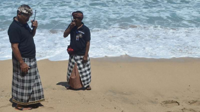 Dua anggota satgas patroli di Pantai Kuta Bali saat Hari Raya Nyepi